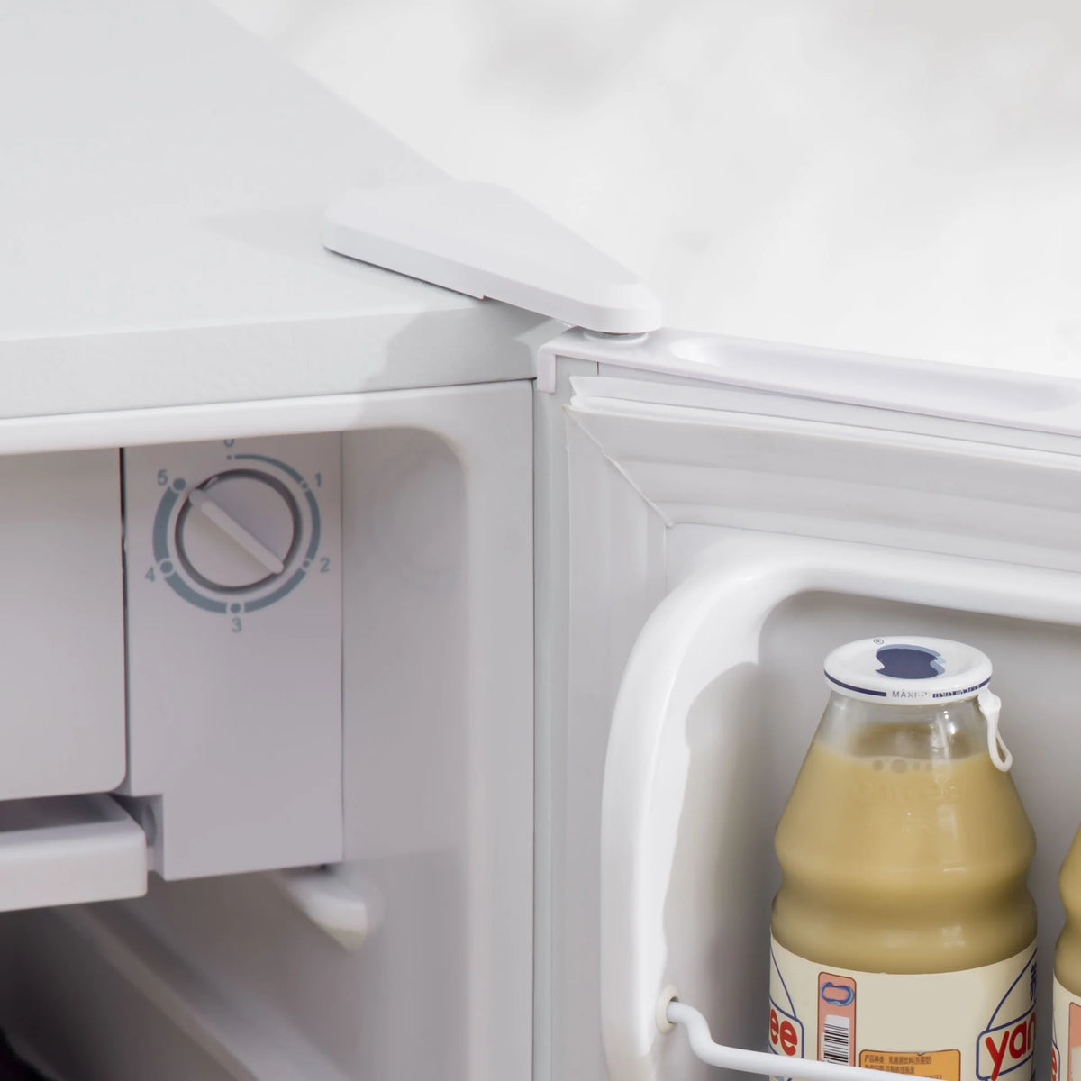 White 3.2 Cu.Ft Mini Fridge with Freezer O526